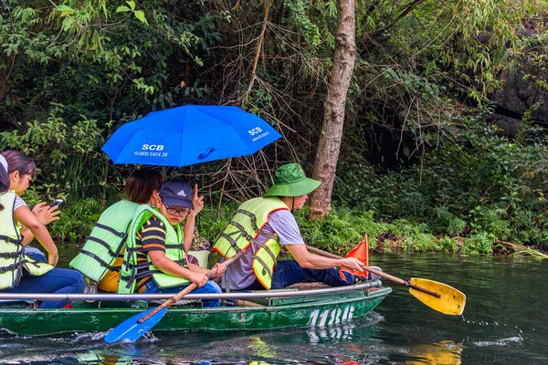 Ninh Binh Vietnam October 2018 People Rowing Trang Ninh Binh — Stockfoto