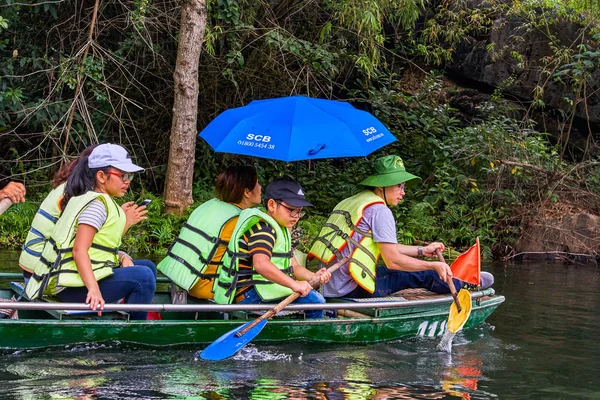 Ninh Binh Vietnam October 2018 People Rowing Trang Ninh Binh — Stockfoto
