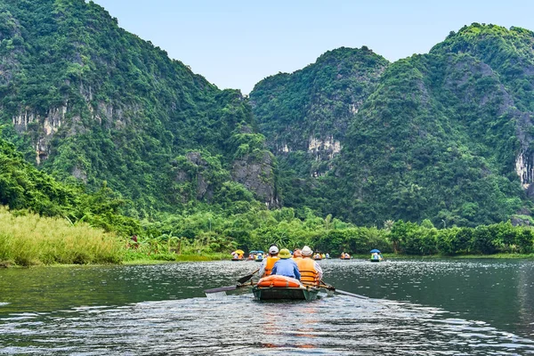 Trang Een Roeiboot Met Prachtige Bergen Bekijken Ninh Bình Vietnam — Stockfoto