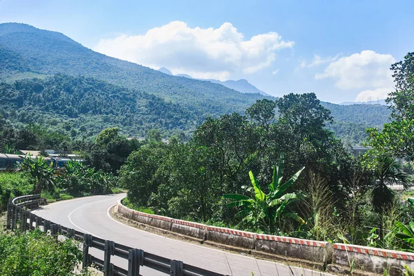 Hai Van Pass (Phu Tho) ünlü yolu doğal görünümü, Vietnam