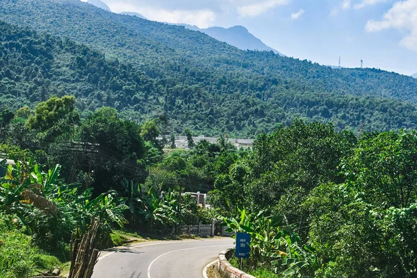 Hai Van Pass (Phu Tho) ünlü yolu doğal görünümü, Vietnam