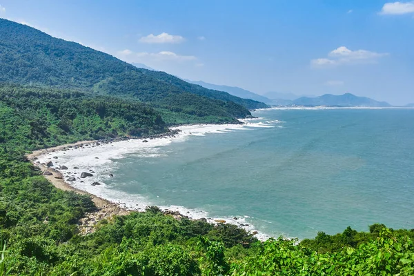 Hai Van Pass (Phu Tho) ünlü yolu doğal görünümü, Vietnam
