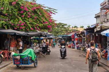 Hoi An, Vietnam - 4 Kasım 2018: yerel sokak pazarı