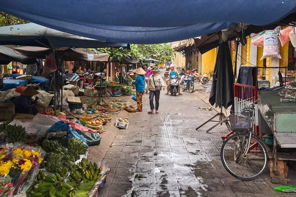 Hoi An, Vietnam - 4 Kasım 2018: yerel sokak gıda pazarı