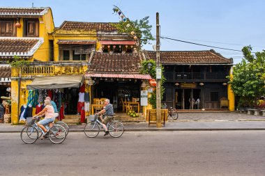 Hoi An, Vietnam - 2 Kasım 2018: insanlar Bisiklet şehir merkezi