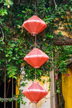 Kırmızı dekor fener yeşil duvar üzerinde 