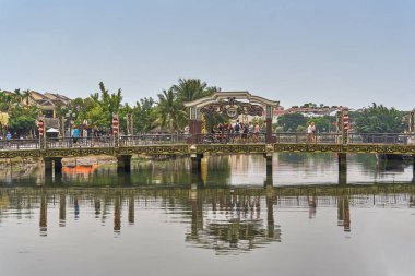 Hoi An, Vietnam - 2 Kasım 2018: Şehir Merkezi Köprüsü üzerinde nehir manzarası