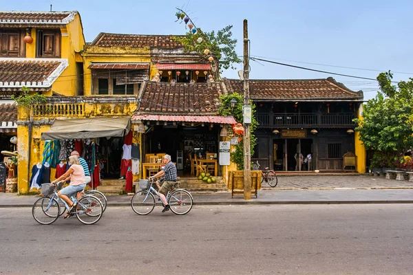 Hoi Wietnam Listopada 2018 Ludzie Rowery Centrum Miasta — Zdjęcie stockowe