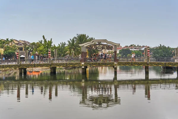 Hoi An, Vietnam - 2 Kasım 2018: Şehir Merkezi Köprüsü üzerinde nehir manzarası
