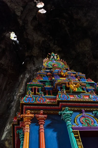 位于马来西亚吉隆坡巴图洞穴洞穴中央的寺庙 — 图库照片