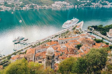 Old Town Kotor çatıları görüntülemek ve cruise lüks gemi, Karadağ