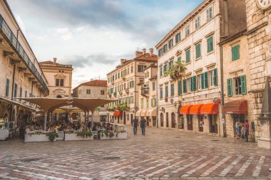 Kotor, Karadağ, - 9 Ekim 2015: Peaple th içinde yürüyüş