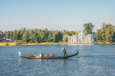 İnsanlar Catherine's parkta büyük gölet üzerinde Venedik gondol onların gezi enjoing, Tsarskoye selo, St Petersburg, Rusya