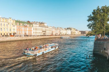 Fontanka nehri üzerinde cruise tekneleri, St. Petesburg, Rusya