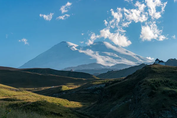 Szcenírozott Kilátás Legmagasabb Csúcs Európában Mount Elbrus Zöld Dombok Egy — Stock Fotó