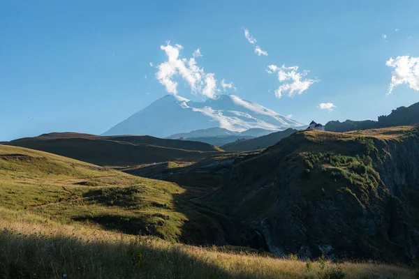 Живописный Вид Самую Высокую Вершину Европы Эльбрус Зелеными Холмами Солнечный — стоковое фото