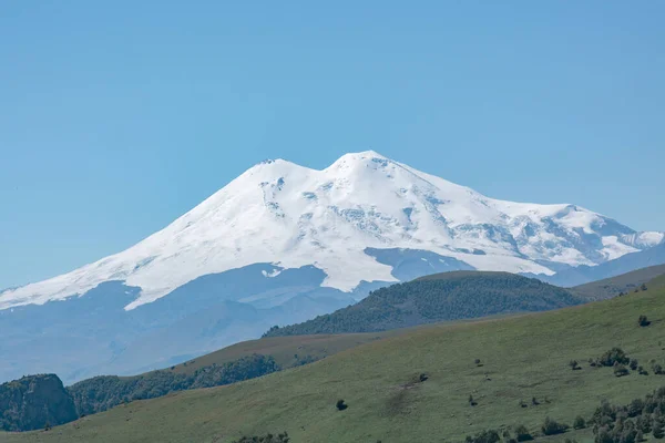 Naturskön Utsikt Över Den Högsta Toppen Europa Elbrus Med Gröna Stockbild