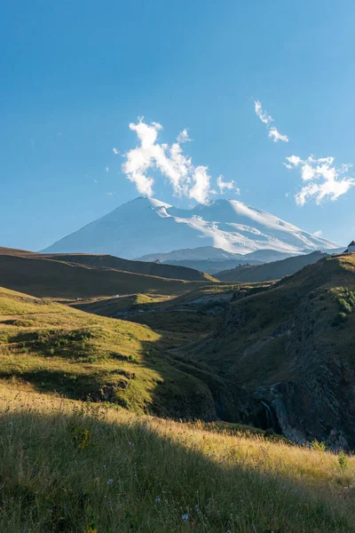 Naturskön Utsikt Över Den Högsta Toppen Europa Elbrus Med Gröna Stockfoto