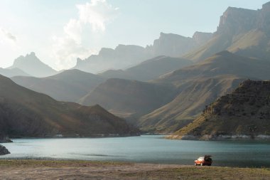 Elbrus bölgesinde güzel bir göl