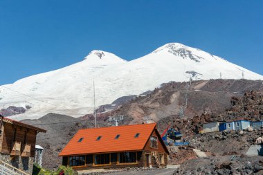 Elbrus dağ teleferiği en üste.
