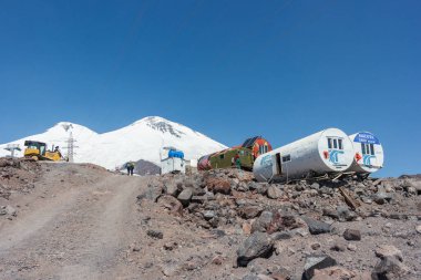 Elbrus dağ teleferiği en üste.