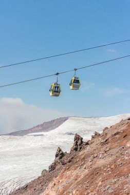 Elbrus dağ teleferiği en üste.