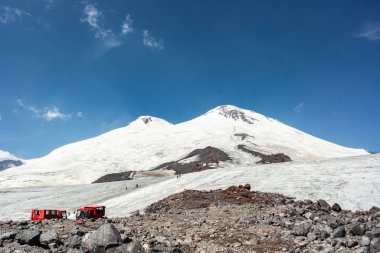 Elbrus dağ teleferiği en üste.