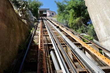 Plaza de la Justicia ile Paseo Yugoslavo arasında geçen El Peral füniküleri. 1901 'de açıldı. Valparaso, Şili, 17 Ekim 2023. 