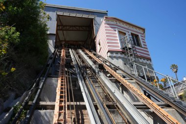 Plaza de la Justicia ile Paseo Yugoslavo arasında geçen El Peral füniküleri. 1901 'de açıldı. Valparaso, Şili, 17 Ekim 2023. 