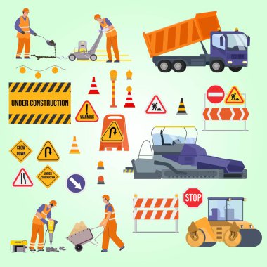 İnşaat alanında inşaat işçileri ve işçiler var.