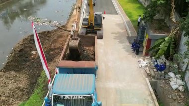 Yol inşa ediliyor..