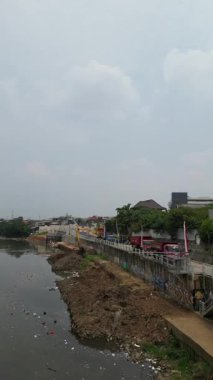 Şehirdeki nehir manzarası