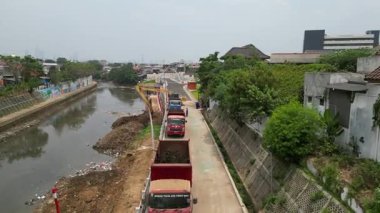 Vinç, vinç ve beton karıştırıcılı inşaat alanının havadan görüntüsü