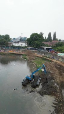 Sabahleyin Negean şehrinin inşaat alanının tepesinden manzara