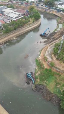 Nehir ve köprünün havadan görüntüsü