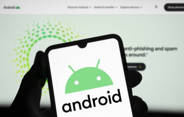 Dhaka, Bangladeş - 02 Mart 2024: Android logosu akıllı telefonda gösteriliyor.