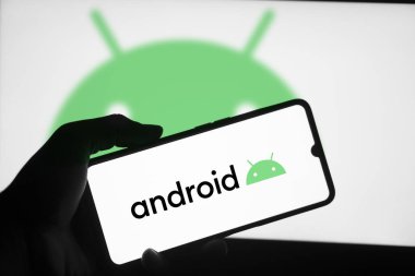 Dhaka, Bangladeş - 02 Mart 2024: Android logosu akıllı telefonda gösteriliyor.