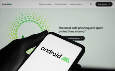 Dhaka, Bangladeş - 02 Mart 2024: Android logosu akıllı telefonda gösteriliyor.