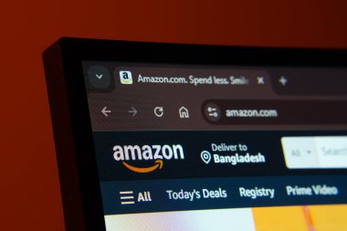 Dhaka, Bangladeş - 02 Haziran 2025: Amazon web arayüzünü karanlık modda gösteren bir bilgisayar ekranının yakın çekimi
