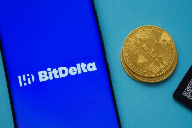 Dhaka, Bangladeş - 07 Mayıs 2025: Bitcoin yakınlarındaki akıllı telefon ekranında BitDelta logosu ve mavi arkaplanda QR kodu.