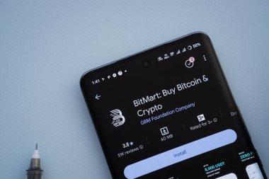 Dhaka, Bangladeş - 29 Mayıs 2025: Mavi bir yüzeyde, akıllı bir telefon BitMart uygulamasını Google Play Store içinde gösterir.