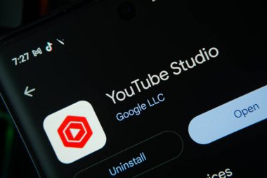 Dhaka, Bangladeş - 27 Temmuz 2025: Açık ve geri yükleme seçenekleri, koyu arayüzlü youtube stüdyo uygulamasını gösteren ekran