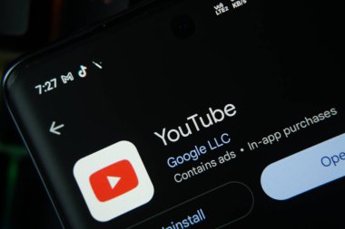 Dhaka, Bangladeş - 27 Temmuz 2025: YouTube Çocukları uygulamasının açık ve geri yükleme seçenekleri, koyu arayüzlü ekran görüntüsü