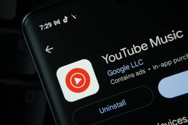 Dhaka, Bangladeş - 27 Temmuz 2025: YouTube Çocukları uygulamasının açık ve geri yükleme seçenekleri, koyu arayüzlü ekran görüntüsü