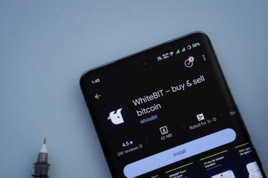 Dhaka, Bangladeş - 29 Mayıs 2025: Mavi bir yüzeyde, bir akıllı telefon Whitebit uygulamasını Google Play Store içinde gösterir.