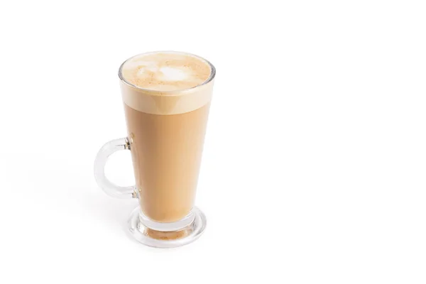 Latte in een transparante hoge cup op witte geïsoleerde achtergrond met natuurlijke schaduw. De omtrek van het object opgeslagen in de afbeelding. — Stockfoto