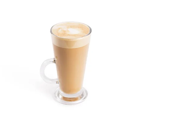 Latte en una taza alta transparente sobre fondo blanco aislado con sombra natural.El contorno del objeto guardado en la imagen . — Foto de Stock