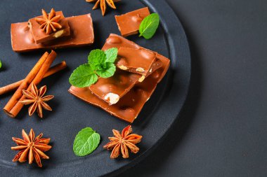 Çikolata, tarçın ve anasonu bir koyu gri tabloda adet