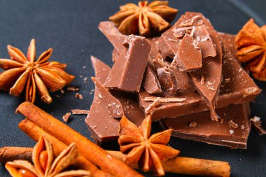 Çikolata, tarçın ve anasonu bir koyu gri tabloda adet