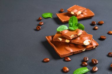koyu gri arka plan üzerinde bademli çikolata